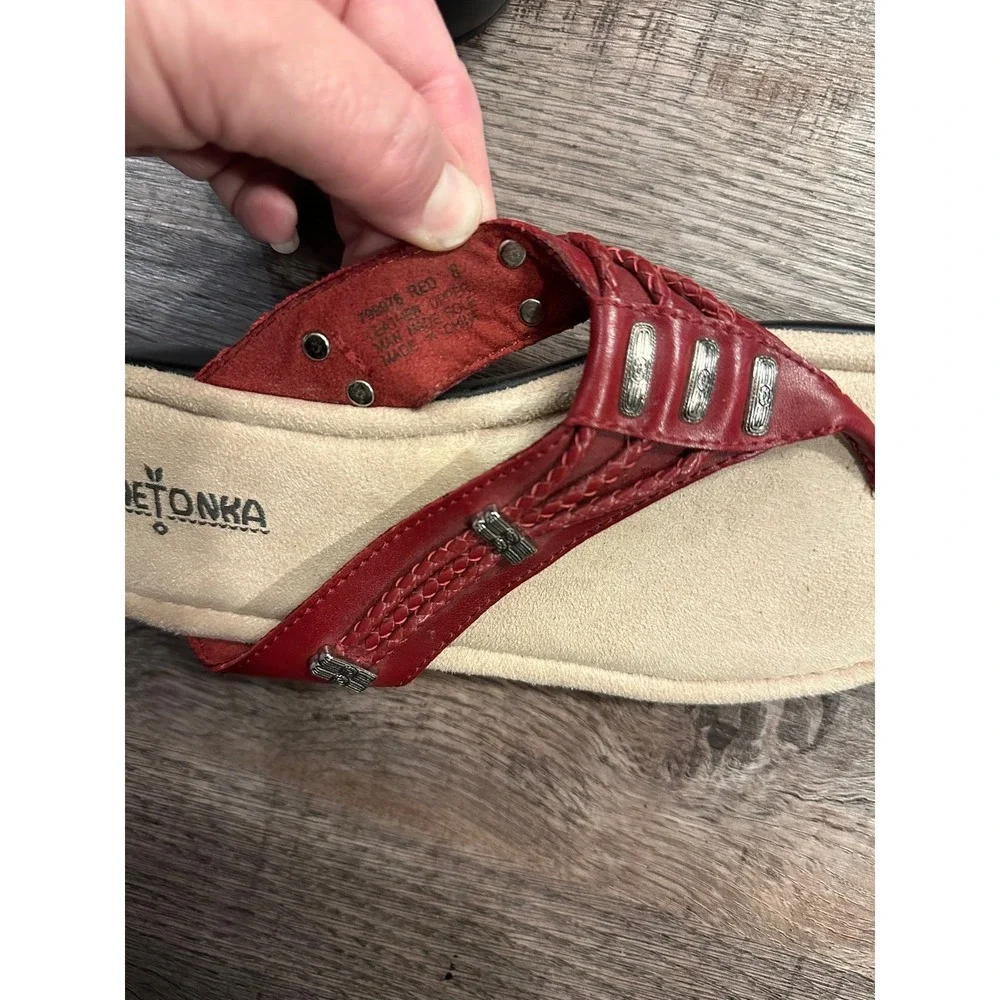 minnetonka sandals thongs‎ size 8 red